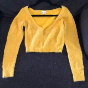 Cropped yellow knitted long sleeve. Size Medium